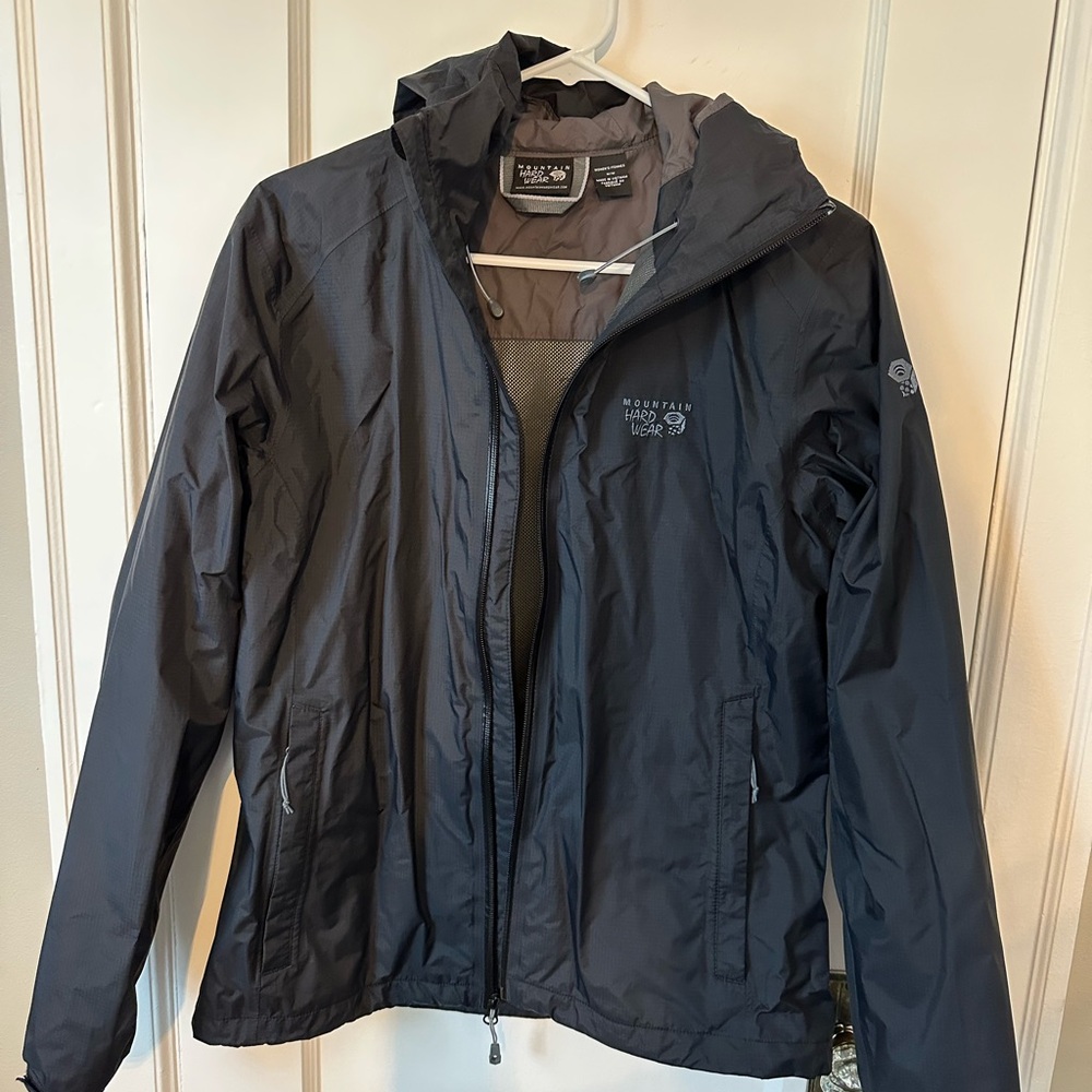 Women’s Mountain Hardware black windbreaker jacket with hood